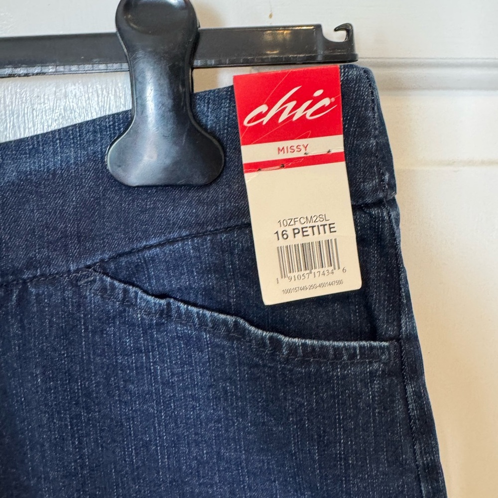 Chic Dark Denim Stretch Jeans - Picture 2 of 4